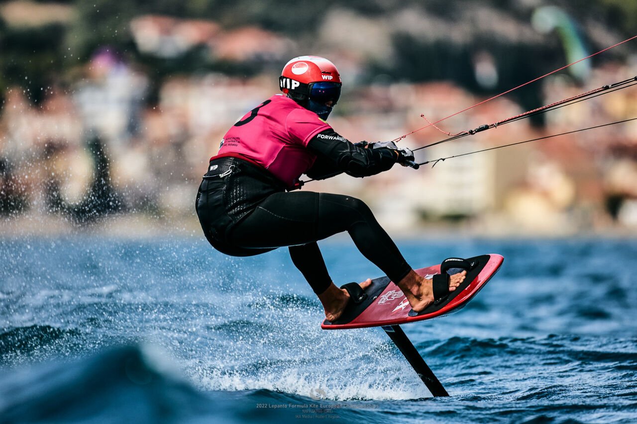 Kiteboarding’e Başlayanlar İçin Rehber: İlk Adımlar ve Gereken Ekipman